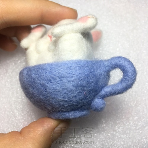 羊毛毡茶杯兔发夹 第15步