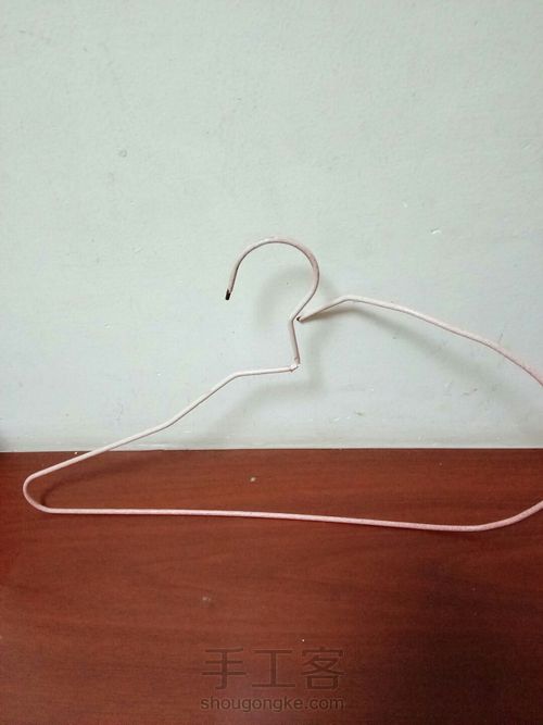 旧衣架巧变保暖耳罩 第1步