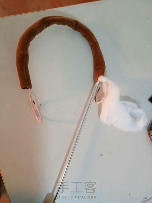 旧衣架巧变保暖耳罩 第3步