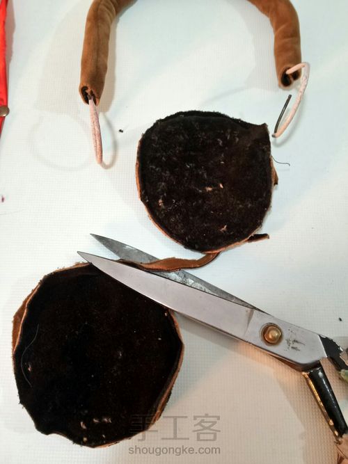 旧衣架巧变保暖耳罩 第4步