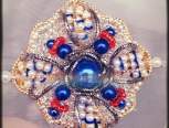 作品采用宝石蓝珠加正红珠再搭配金银边，形成复古而充满装饰感的效果。