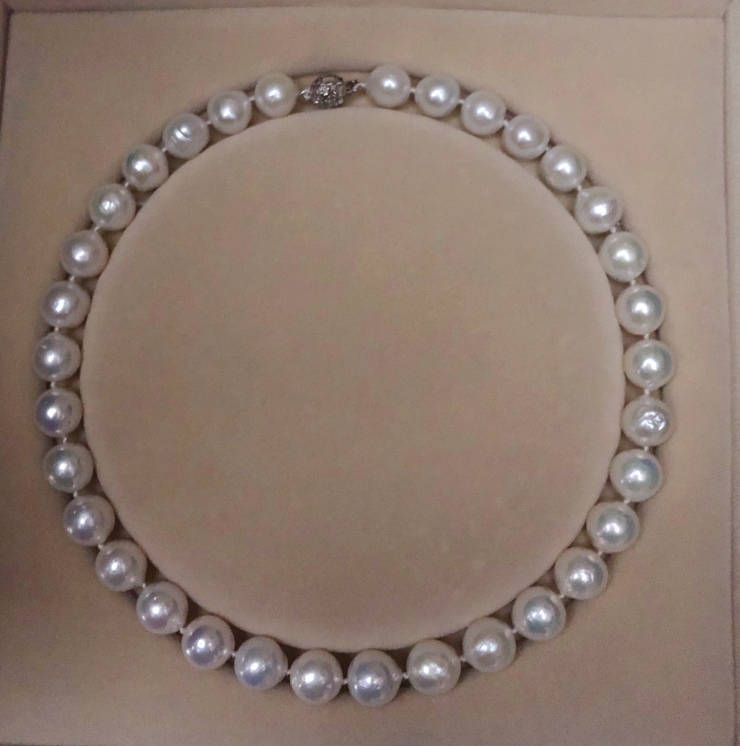珍珠是一种天然有机珠宝，需要我们的精心呵护才能长久保持它的美丽和光泽，所以串珍珠项链的时候就不能像穿普通珠子那样把它穿在一根线上就好了，而是需要在每一颗珠子之间打结，以防止珍珠之间的摩擦损坏珠面。