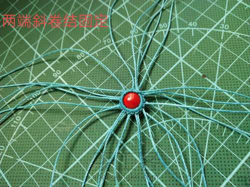 红豆小物编之四:点雀耳饰(原创) 第3步