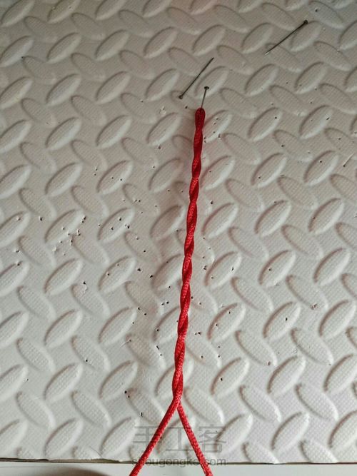 超级简单的两根绳编手链 第2步