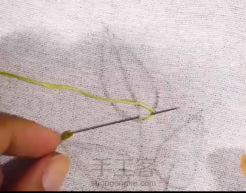 扣眼绣树叶 第2步