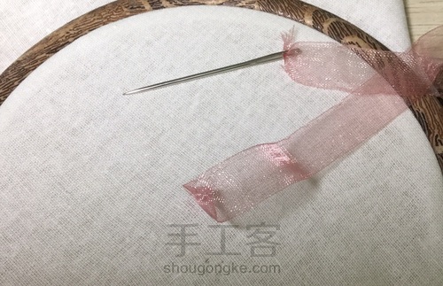 Di Van Niekerk的真丝玫瑰花绣法 第1步