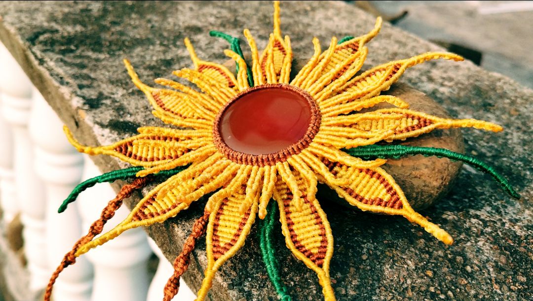 这个太阳花是在外网图片上看到的，觉得很美，所以仿出来的。只要会斜卷结，雀头结，应该就会做了