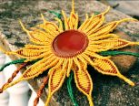 这个太阳花是在外网图片上看到的，觉得很美，所以仿出来的。只要会斜卷结，雀头结，应该就会做了