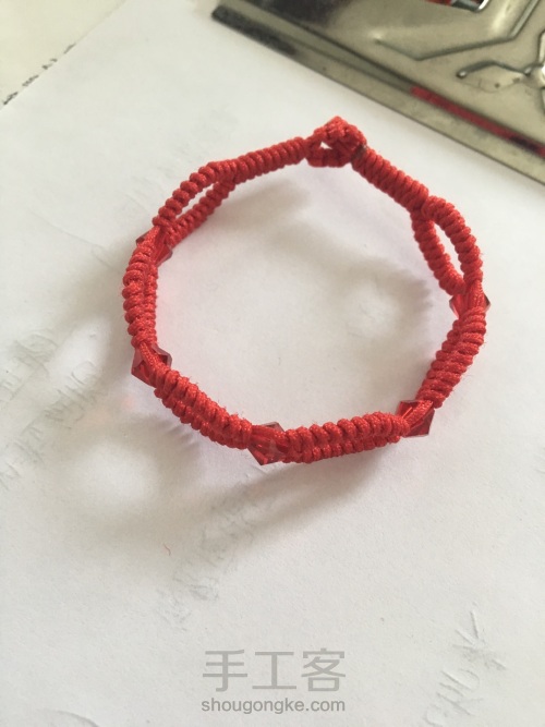 红色的本命手绳，款式是模仿的，中间略有改动 第13步