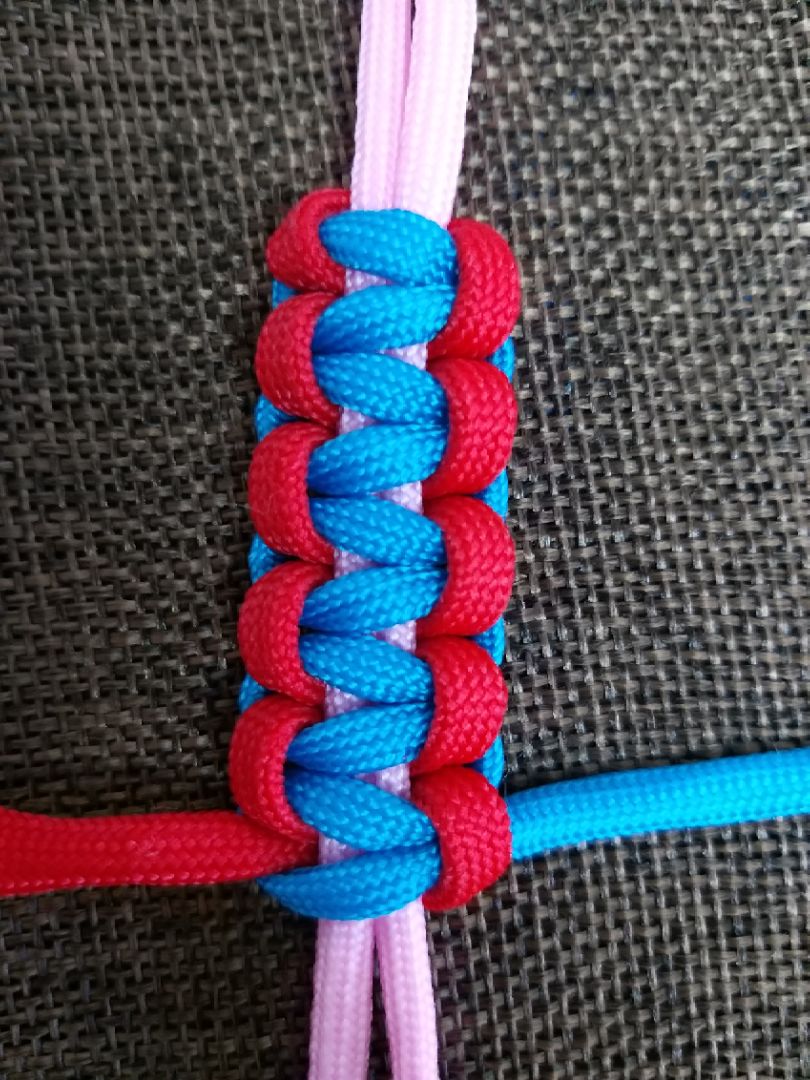①心手工编绳: 中国结的一个基本结。平结是一个最古老、最通俗和最实用的结索。
在日常生活中用的频率相当高，平结也可以作为连接两条绳索时使用，但是仅适用于同样粗细和质材的绳索，而且两条绳索的拉力必须均等平结的用途甚广，除了可用来连接粗细相同的绳索外，也可以连续数十个平结编成手链，手镯、项链、门帘，或编制动物图案，如蜻蜒的身体部分。