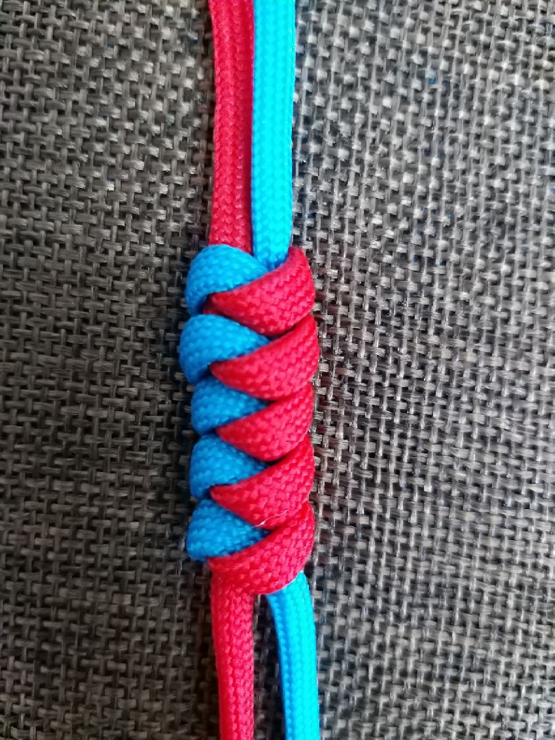 蛇结是中国结最基本步骤之一，也是编手链等最常用的绳结，献给初学手编爱好者！