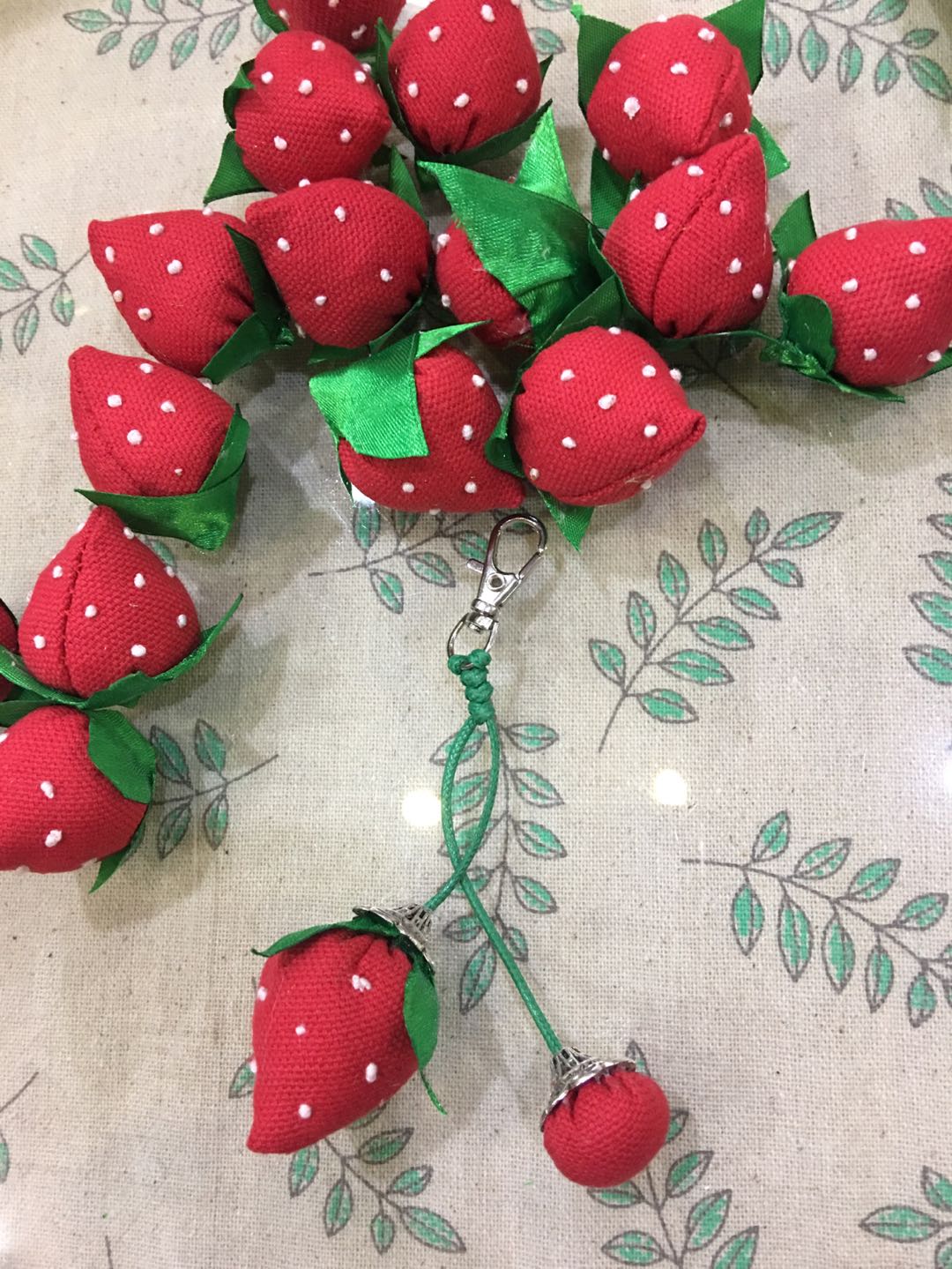 阳春三月，正是百花绽放的好时节，喜欢吃草莓，这个时候的草莓🍓最是漂亮好吃的了，手工就做一篮草莓，做些有关于草莓的一些饰品吧😋