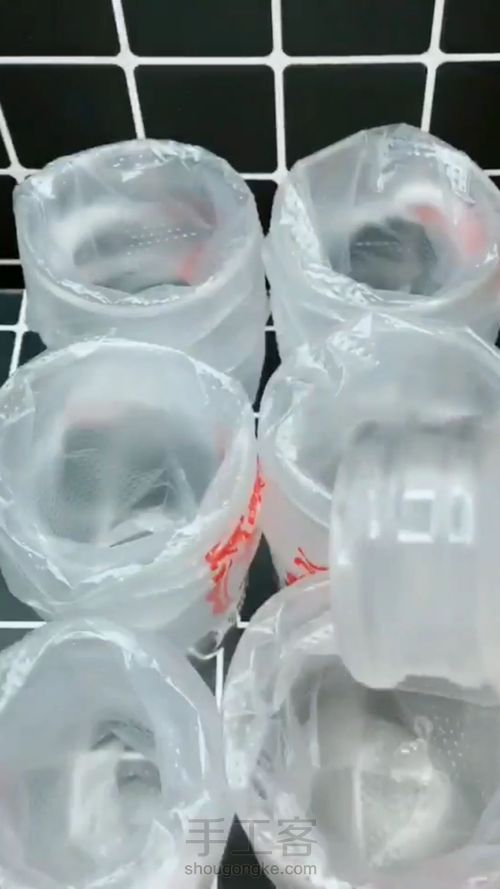 教大家在家自己做超简单的多彩唇釉,学会的小爱心送给我哦 第1步