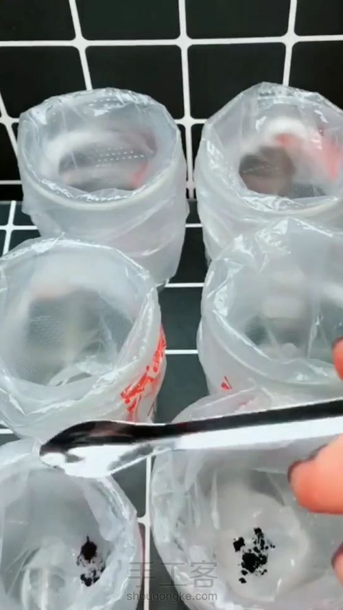 教大家在家自己做超简单的多彩唇釉,学会的小爱心送给我哦 第2步