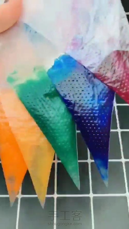 教大家在家自己做超简单的多彩唇釉,学会的小爱心送给我哦 第3步