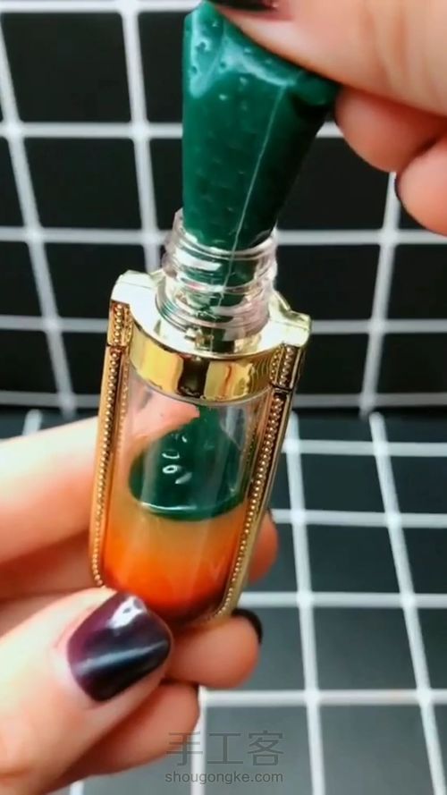 教大家在家自己做超简单的多彩唇釉,学会的小爱心送给我哦 第4步