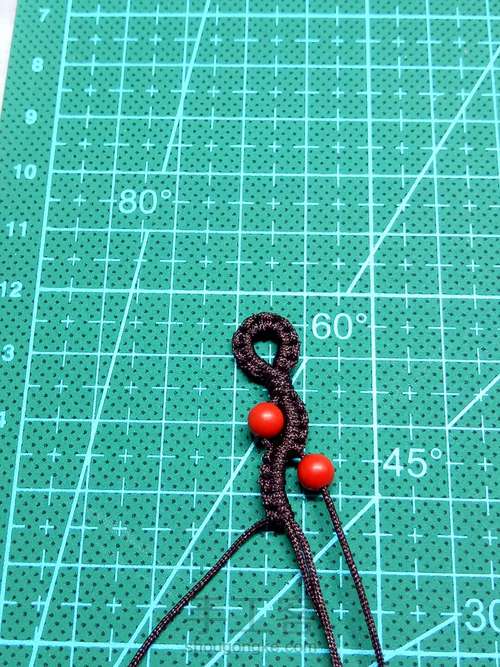 简单朱砂珠子编绳手链 第10步