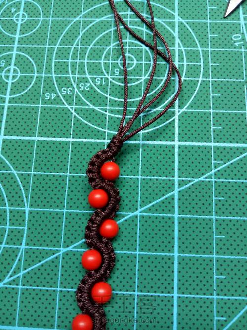 简单朱砂珠子编绳手链 第12步