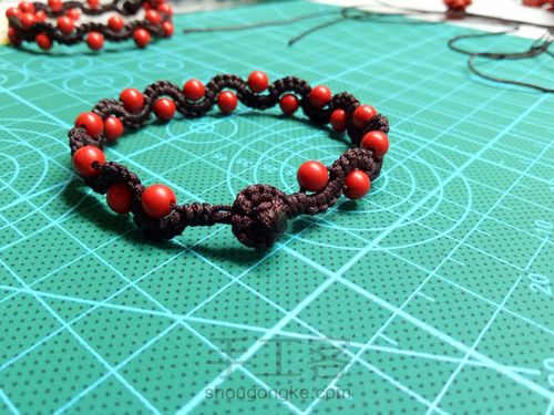 简单朱砂珠子编绳手链 第13步