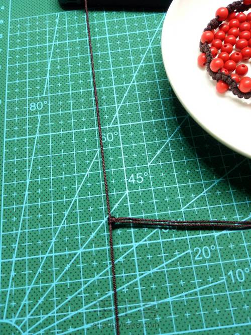 简单朱砂珠子编绳手链 第2步