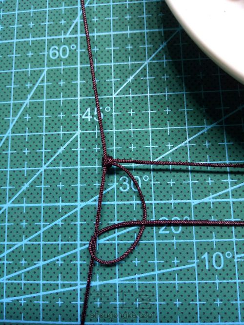 简单朱砂珠子编绳手链 第3步