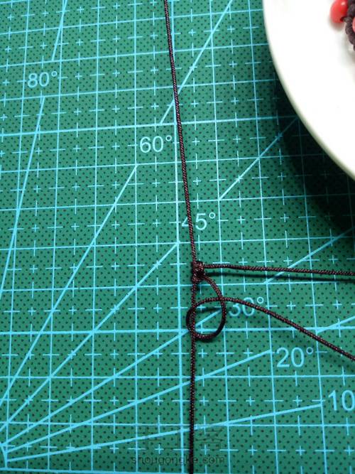 简单朱砂珠子编绳手链 第4步