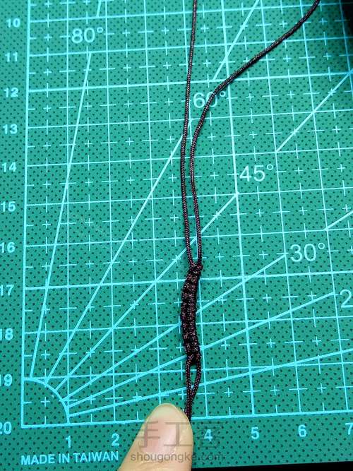 简单朱砂珠子编绳手链 第5步