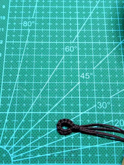 简单朱砂珠子编绳手链 第7步