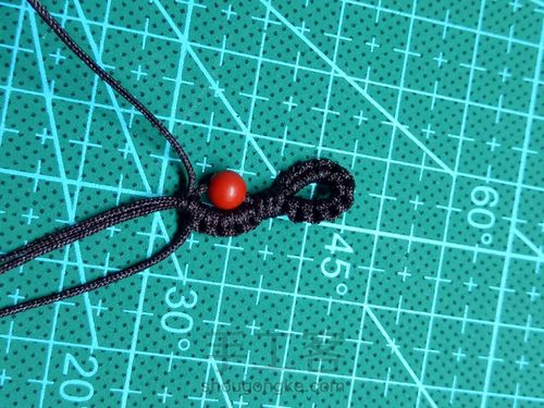 简单朱砂珠子编绳手链 第9步