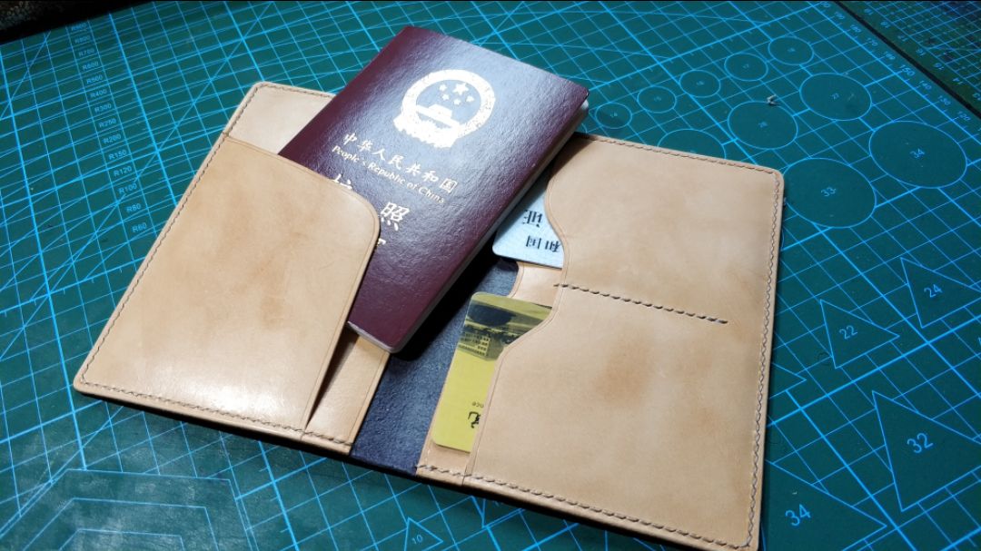 可以放护照＋两张卡＋一些现金，出国旅游啥的挺实用。