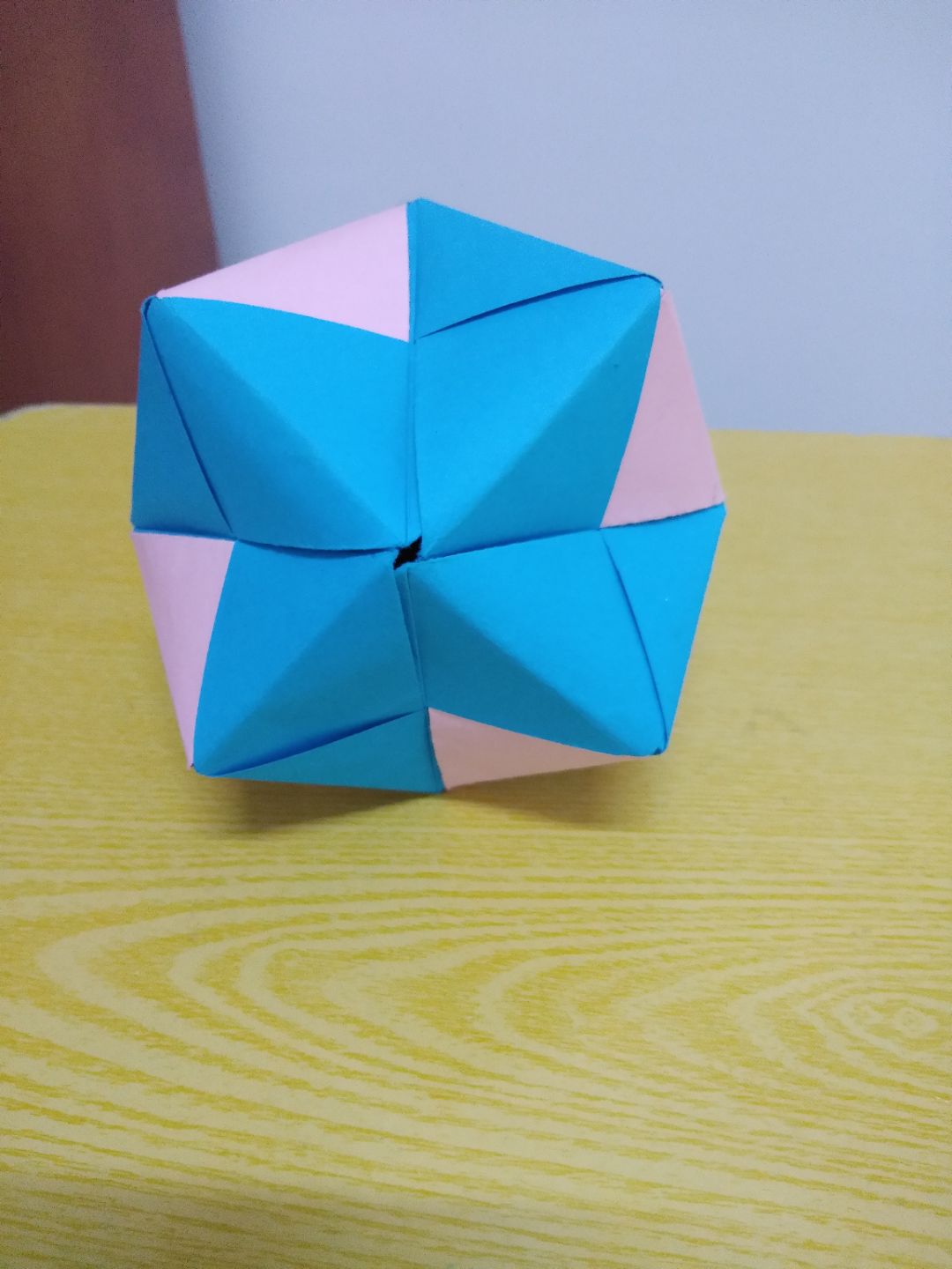 十二张正方形纸组合立体球体，锻炼了空间想象能力