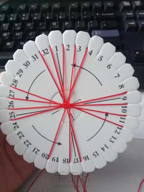 盘编鼠年红绳
过年红绳红红火火 第10步