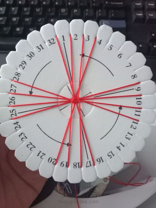 盘编鼠年红绳
过年红绳红红火火 第11步