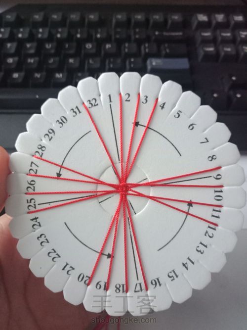 盘编鼠年红绳
过年红绳红红火火 第2步