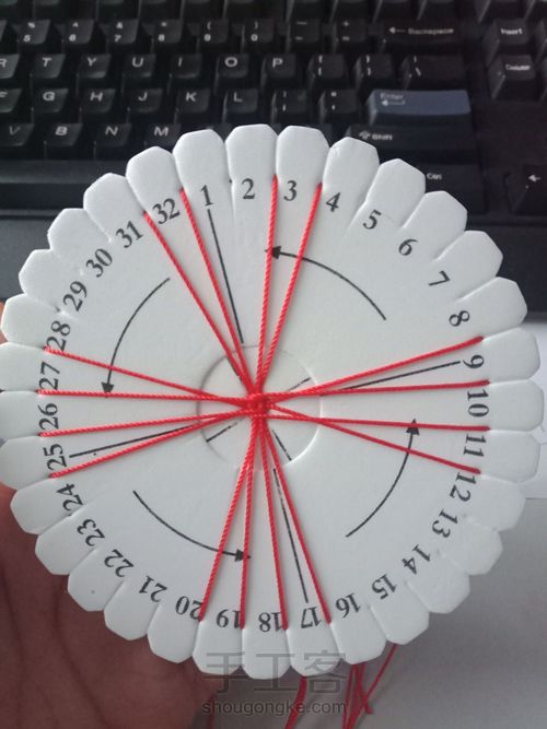 盘编鼠年红绳
过年红绳红红火火 第3步