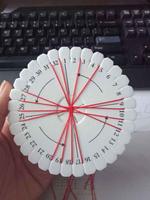 盘编鼠年红绳
过年红绳红红火火 第4步