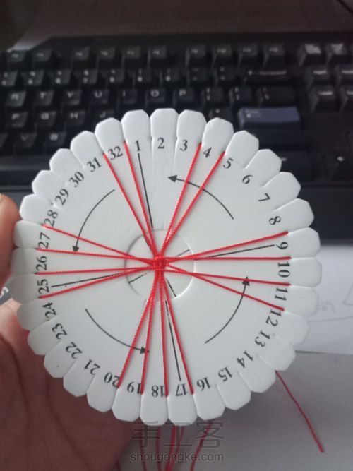 盘编鼠年红绳
过年红绳红红火火 第5步