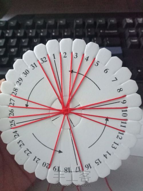 盘编鼠年红绳
过年红绳红红火火 第9步