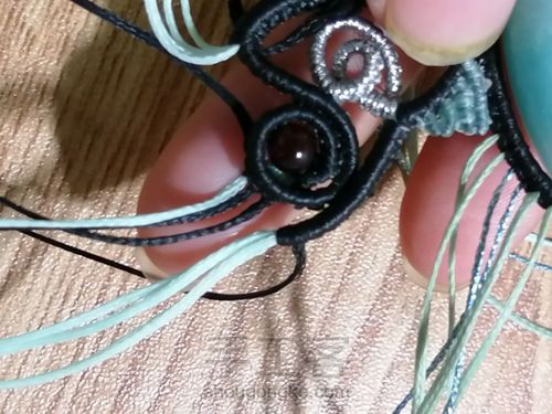 炫彩蝴蝶编织教程—桶珠款 第47步