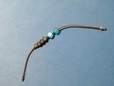 很简单的雀头结包珠子的教程，可能跟大家平时编的有一点点小差别，方便过孔径较小的珠子。编法如有雷同纯属巧合