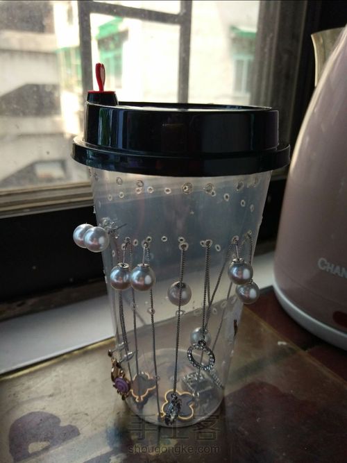 奶茶杯改造的耳饰收纳器 第1步