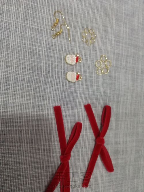 新颖蝴蝶结耳饰 第2步