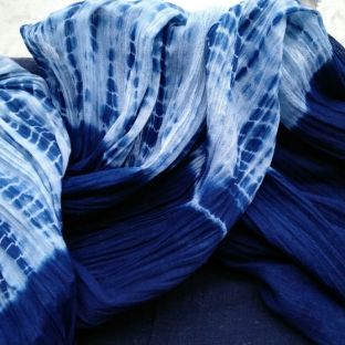绞染造型的蓝染围巾