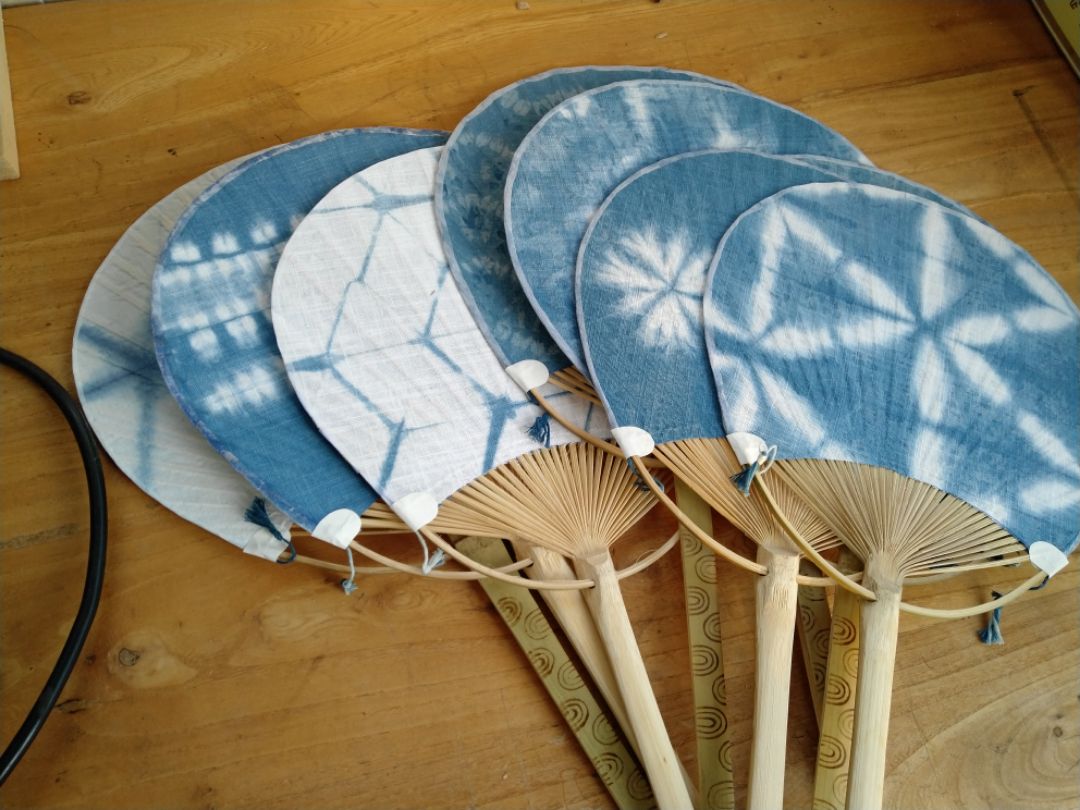 用蓝染布料制作一把日本丸龟团扇
