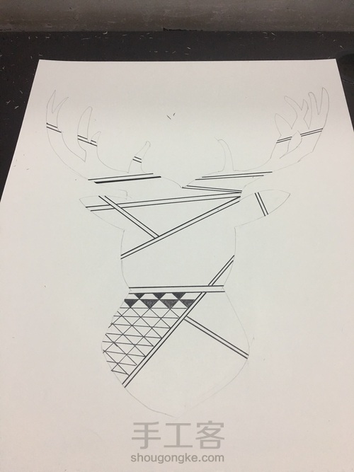 手绘鹿头禅绕画 第3步