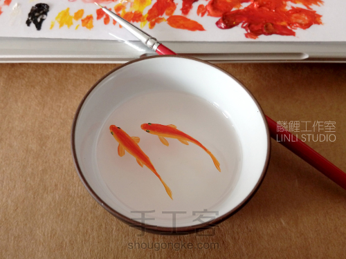 手绘树脂画：草金鱼（两条） 第5步