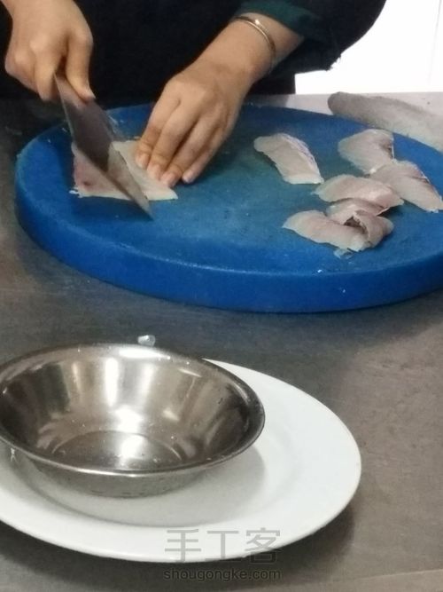 鱼肉小甜品（我们组取名为椰丝甜鱼） 第2步