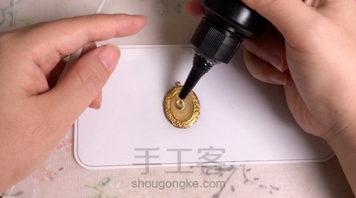 如何用UV滴胶制作龙息石项链 第1步