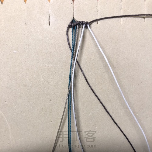 −闪电−拼接四色斜卷手链 第4步