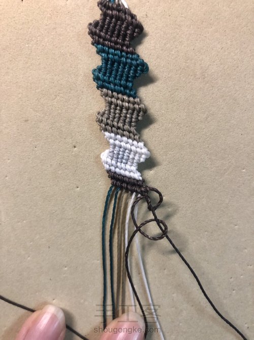 −闪电−拼接四色斜卷手链 第9步